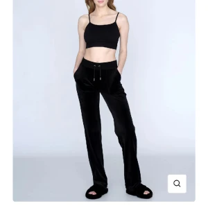 Juicy byxor  - Säljer mina  juicy byxor då det ej kommer till användning, är i storlek XS men passar S och kanske M.Jag är 161 och dom är lite långa på mig. Det har rostat en del och har ett  litet håll långt ner,det syns ej men därav det billiga priset.