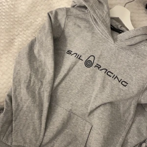 Sail racing hoodie  - Snygg hoodie från sail racing, köpt för 1200. Inga skador eller slitage då den bara används fåtal gånger. Pris kan diskuteras vid snabb affär 