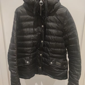 Barbour - Vår/höst jacka ifrån Barbour Vattenavvisande material klassisk rutig insida  Storlek 40 