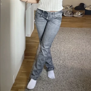 Pepe jeans - Skiitsnygga ljusgrå lågmidjade jeans från pepe jeans, dessa används inte längre o därför säljer jag💗passar mig utmärkt som är 165. Nypris 999