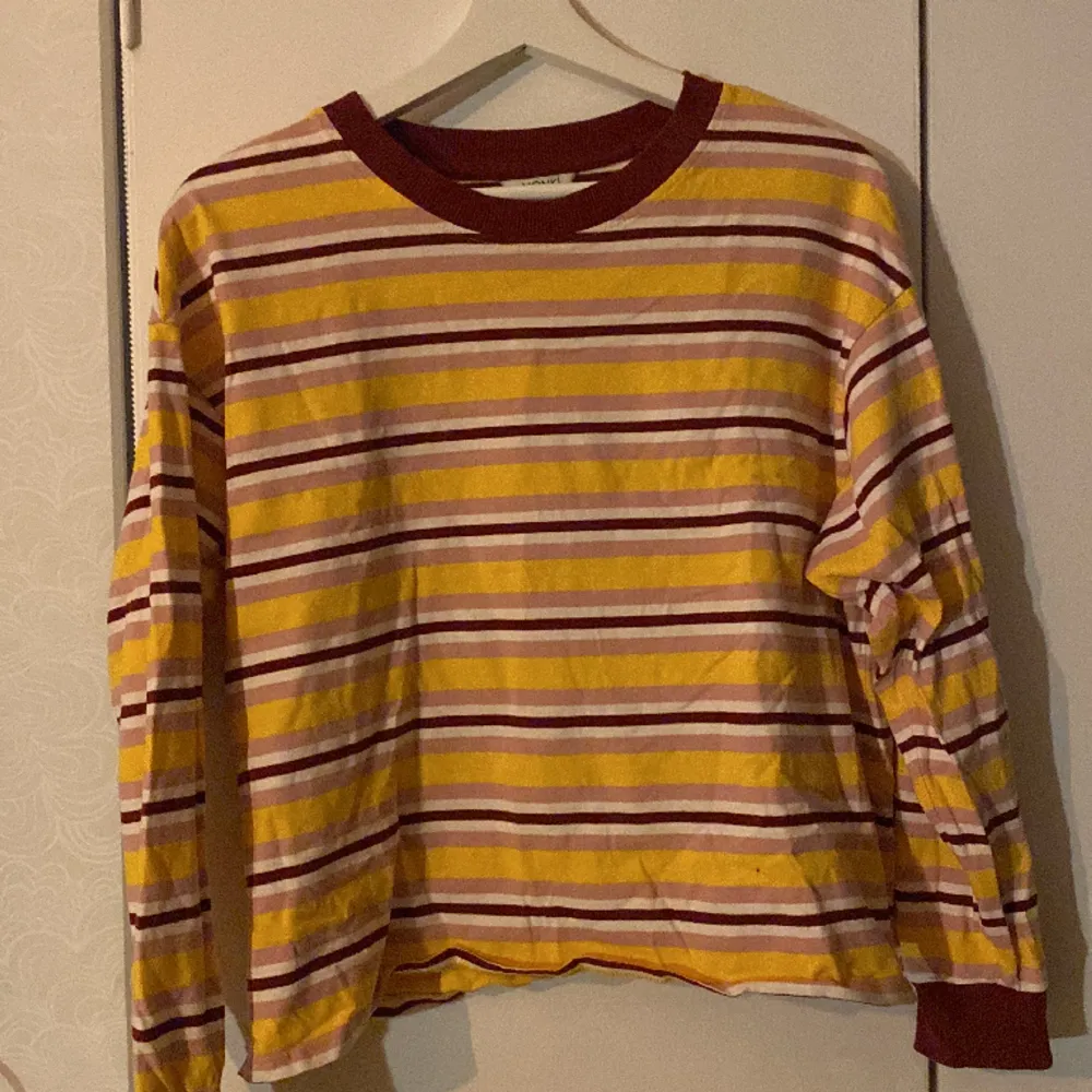 Randig långärmad tröja i lite olika färger (gul, rosa, röd, vit). Som i nyskick och använd få gånger.. Tröjor & Koftor.