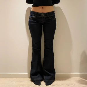 Lågmidjade bootcut jeans - Står storlek w30 L32 men skulle säga att det är L34 då byxorna är välldigt långa. Innerbenslängd 79cm midjemått 42cm. På bilderna står jag lite på tå och dem är fortfarande jätte långa💕
