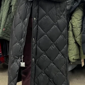 Ralph Lauren lång kappa S - säljer den lång kappa som är helt nya, provat bara 1 gg, köpt i oktober 2023, färg svart med luva 