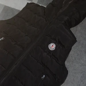 Moncler väst  - Aldrig änvands eftersom den va för liten och sjukt kvalite. Fråga för mer bilder pris kan också diskuteras.
