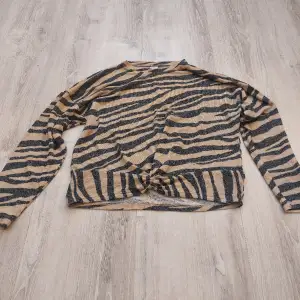 En tjejbarn zebra tröja, brun o svart, jättemjuk, med knut i fram från lindex, stl 146/152, Använt skick. Orginalpris ca 200kr. Mitt pris 30 kr+ frakt. Skriv priv vid intresse eller frågor🫶🏼