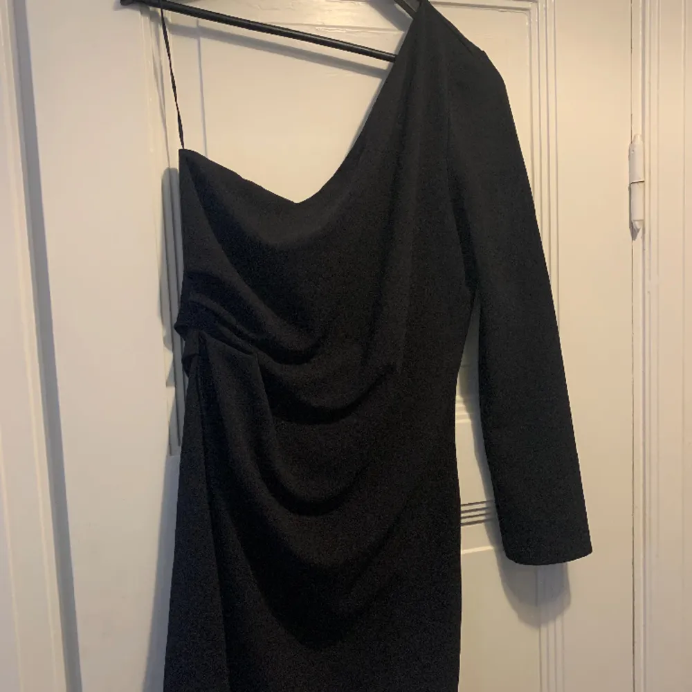 Black one-shoulder dress from H&M. Worn once so in great condition. . Klänningar.