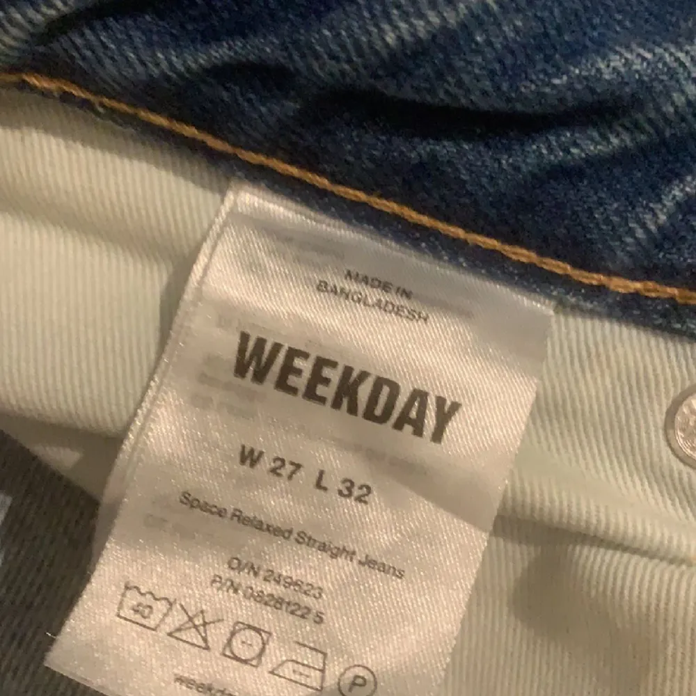 W27 L 32 relaxed straight fit köpta från weekday nyskick. Jeans & Byxor.