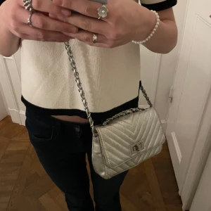 Silvrig väska  - Jätte snygg fest väska 🎉får plats med mycket saker och så trendig😍Pris går att diskutera 🥰