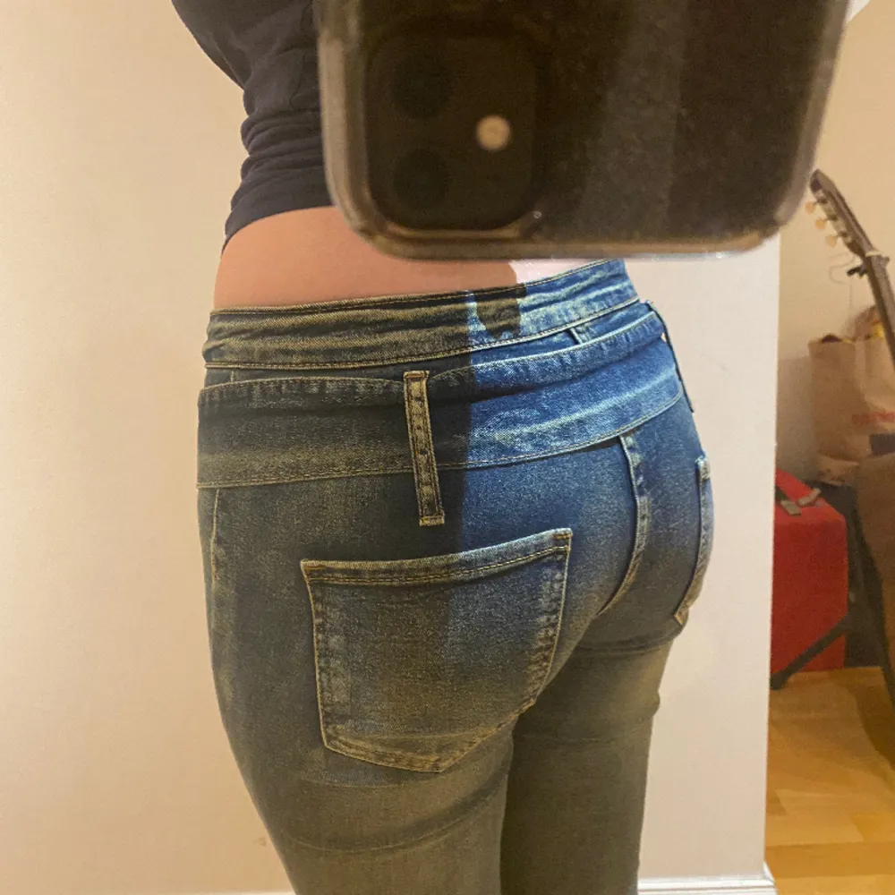 Säljer dessa superfina mid-rise jeansen köpa på second hand!💕Lappen är sen innan bortklippt så vet ej vart dom kommer ifrån, men köpta för 399 kronor🕺 Jag skulle uppskatta storleken till 25 men de är extremt stretchiga💖 (Jag är 158 cm). Jeans & Byxor.