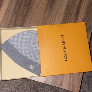 Lv grå mössa  - Grå lv mössa en storlek bra skick använd få tall gånger äkta med box fick den i födelsedagspresent. Kan diskutera pris.