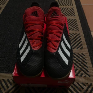 Adidas X fotboll inomhusskor  - Adidas X inomhusskor storlek 41,5. Fina exklusivare skor för futsal och andra inomhusaktiviteter! Lite använda men fortfarande mycket gott skick Nypris köptes på Stadium för 999kr  Pris 400kr