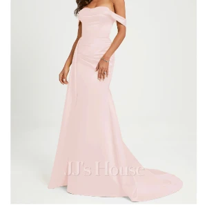 Balklänning från JJs house - Säljer min fina balklänning i en ljusrosa färg! Originalpriset är runt 1900(skräddarsydd storlek) Skulle säga att den är i strl 36❤️ Skriv i dm om ni vill veta mer om mått och se andra bilder❤️ Pris kan diskuteras!✨  