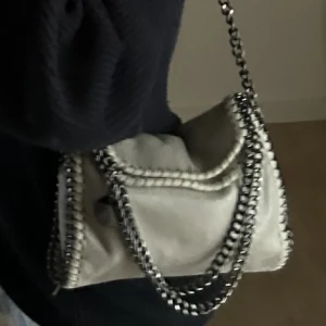 stella mccartney - !!tar endast Swish!! stella mccartney liknande väska, köpte den här på Plick och de är bilderna jag har lånat ifrån den gamla annonsen. (Sista bilden är min)❣️❣️❣️❣️de lilla facket innuti är sönder då dragkedjan ej går att stänga.❣️ 