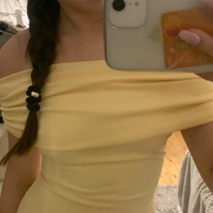 Off shoulder klänning - Jättefin ljusgul tight off shoulder klänning. Den går ner till låren på mig som är 165, perfekt längd och man ser verkligen brunare ut i den färgen jättefint till våren eller sommaren. Från Nelly, knappt använd.