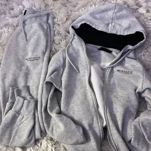 Mckenzie sett grå  - Jätte bekvämt och snyggt Mckenzie sett i ljusgrå. Andvända ett få par gånger o passar i alla lägen .Byxan är M och tröjan S