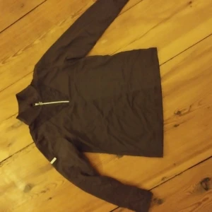 Zaczess tröja  - Bild 1 är inte inte rätt färg! Bild 2 är från hemsidan! Modellen Vienna plum base layer, nypris 599 kr. Snygg långärmad tröja, säljes pga har en till exakt likadan. Använd 1 gång 