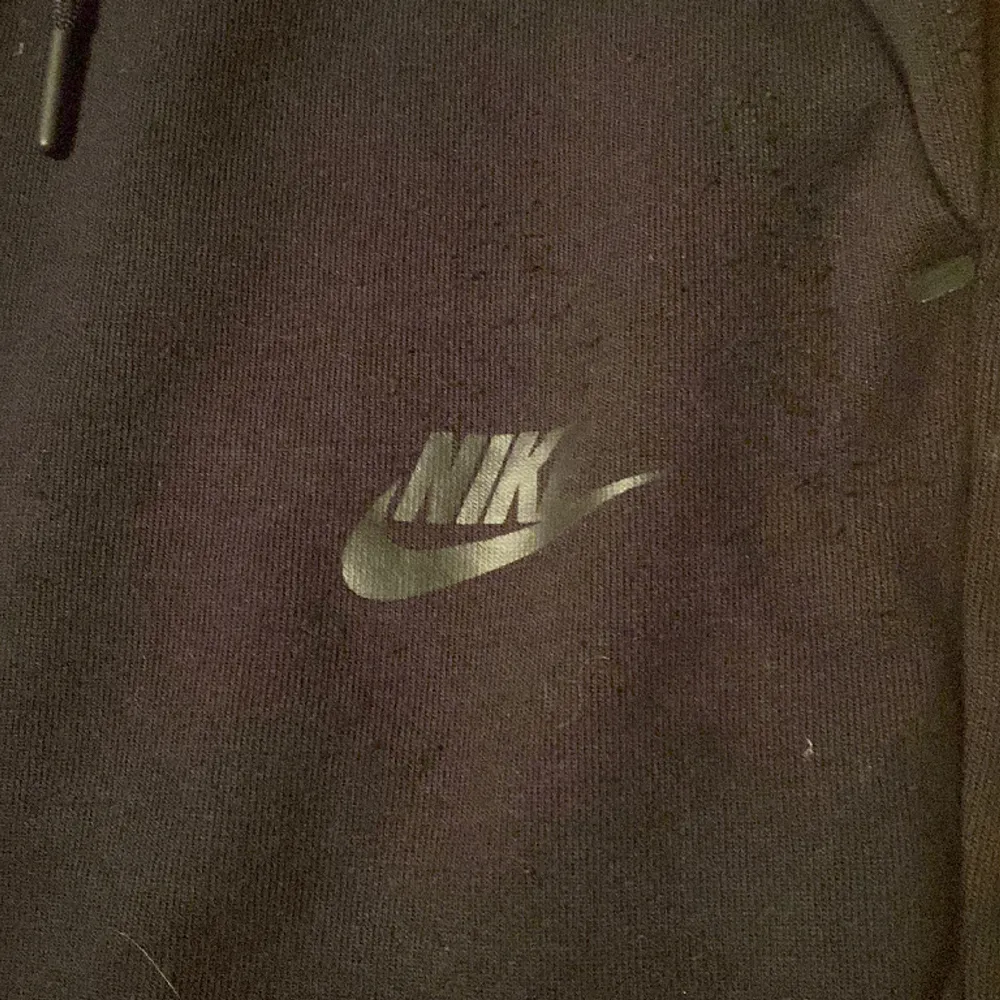 Nike tech byxor svart  bra skick. Använder inte för att dem är för små för mig.. Jeans & Byxor.