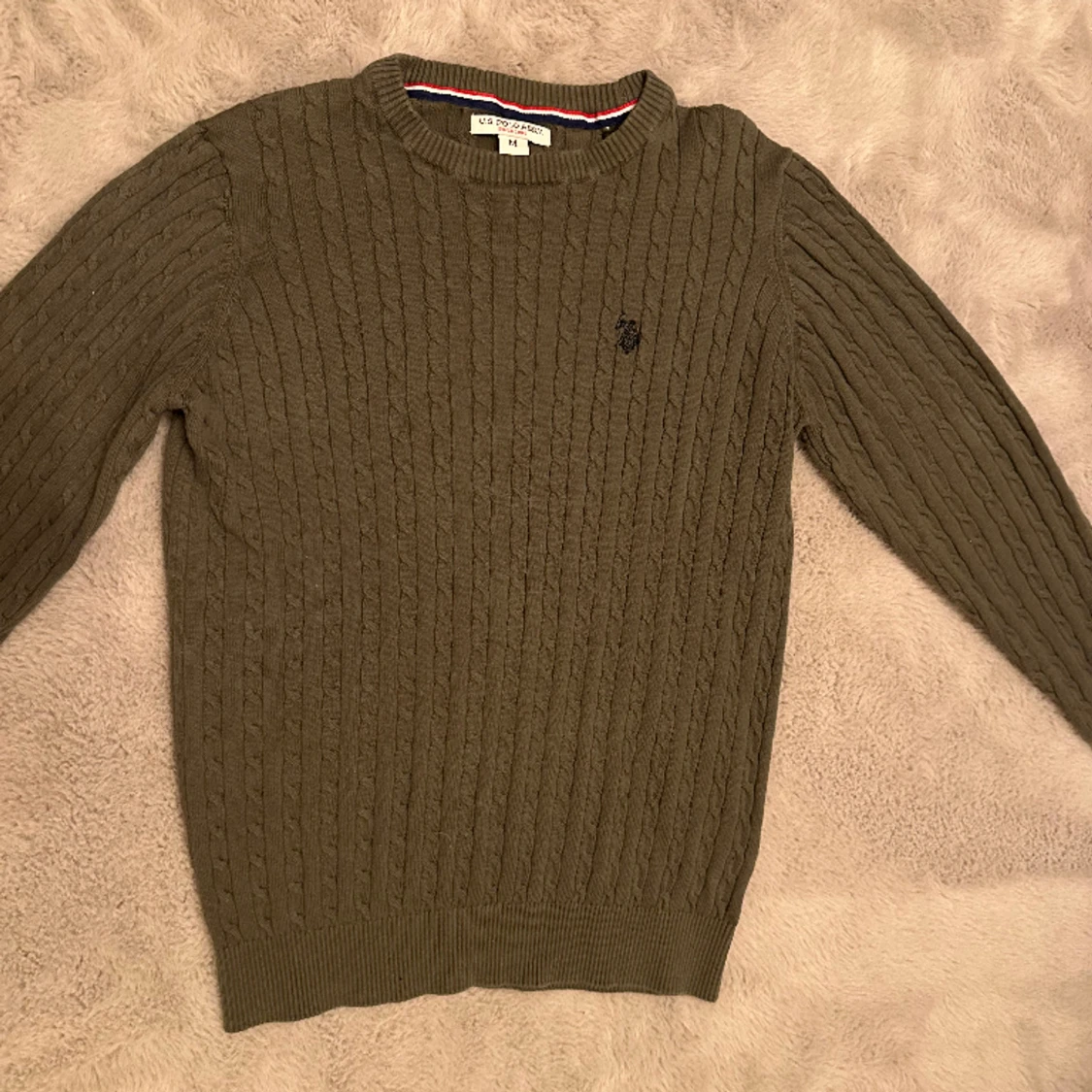 Olivgrön polo tröja