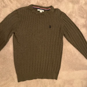 Olivgrön polo tröja - Säljer min kära polo tröja då den tyvärr är alldelles för liten på mig. M men skulle nog säga att den sitter som S. Köpt för 700. Pris går alltid att diskutera!  Står ej för frakt💕