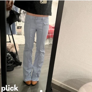 Hm jeans - Säljer dessa as snygga jeans! ( inte min bild ‼️‼️) skriv för fler bilder 🥰 dem är i storlek 38 men skulle söga att dom är med åt 36-34 hållet.
