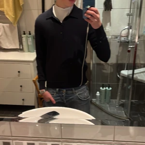 Merinoull Rugbytröja - Säljer denna stilrena marinblåa rugby tröja från uniqlo gjord av skön MERINOULL  Inga defekter förekommer!  Tveka ej att höra av dig vid funderingar eller frågor!💯