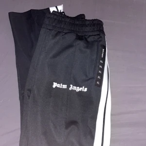 Palm angels byxor  - Helt oanvända svarta Palm angels byxor 