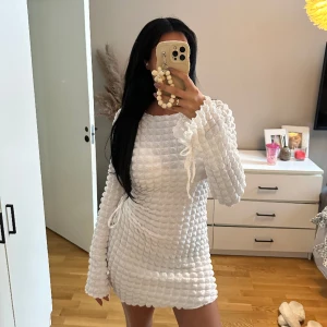 Vit klänning - Storlek S, går att justera till större samt mindre. Aldrig använd 💕