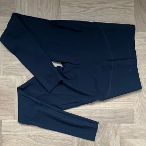 Tights från OYSHO - Snygga tights med bra passform 😍 Lite compression som håller in. Bra längd (jag är 174 cm lång). Säljer enbart då jag har för många tights. Använda 2 ggr. 