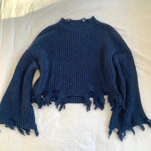 Stickad tröja - Cool med slitningar. Älskar den