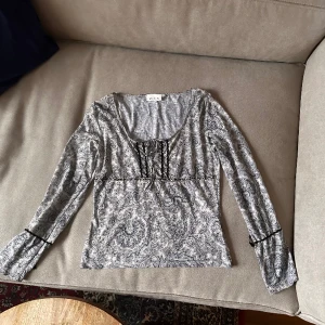 Topp - Gott skick. Står L men skulle säga atg den passar S-M