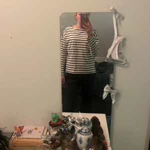 Blå/vit randigtröja - Super söt randig tröja från uni qlo, perfekt till håret och sommaren.💕🥰☺️ helt ny med prislapp, aldrig använd ändats provad 