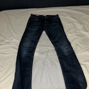 Grisch jeans - Grischiga jeans från Jack&jones i mörkblå färg. Jeansen är i regulator fit men sitter lite tajta som de ska. 