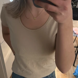 Basic T-shirt  - Säljer denna som är som ny! 💗