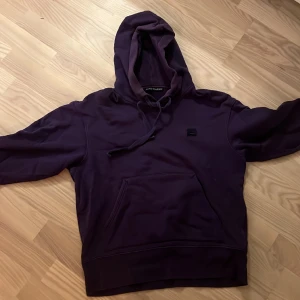 Acne hoodie strlk XS - Ny pris 1450kr Fint skick, använd 2-3 gånger! Säljer den för 500! 
