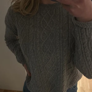 Grå stickad tröja Bershka - Säljer denna stickade tröja från Bershka. Använd vid fåtal tillfällen innan men är som ny! 💗