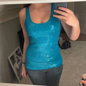 Linne - Så fint blått linne med blåa paljetter från EXPRESS i storlek S. Jättefin passform. Säljer då den tyv inte kommer till användning 💗💗💗