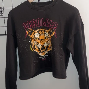 Kroppad tröja - Tröja från hm och inte använd så mycket, inga defekter och fräsh💗