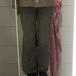 Gråa jeans  - Dom är lite ljusare i verkligheten!! Skulle säga att dom är midwaist, från Gina. 