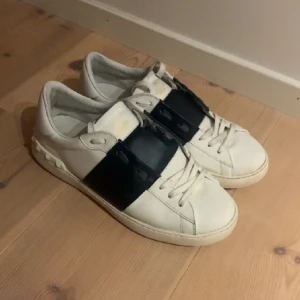 Valentino open - Säljer nu mina valentine opens då jag tröttnat på de, har använt de en höst och en vinter. Box och dustbag medföljer. Pris kan diskuteras och accepteras även byten. Storlek 42 men passar mig bra som har 43.