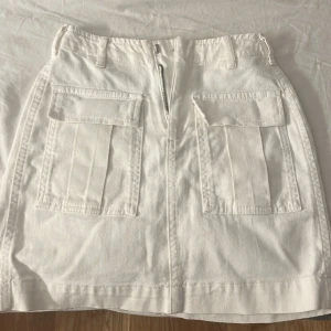 Jeans kargo kjol vit - Storlek 34 kan ha om man har 32 ochså aldrig andvänd  ny skick skriv om ni är intresserade💗