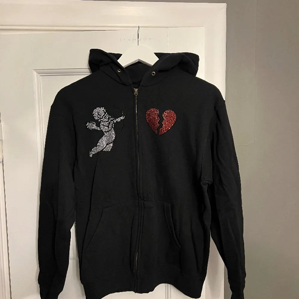 Rhinestone hoodie från marcusjohan, nypris 699. Säljs på grund av att den är för liten!. Hoodies.
