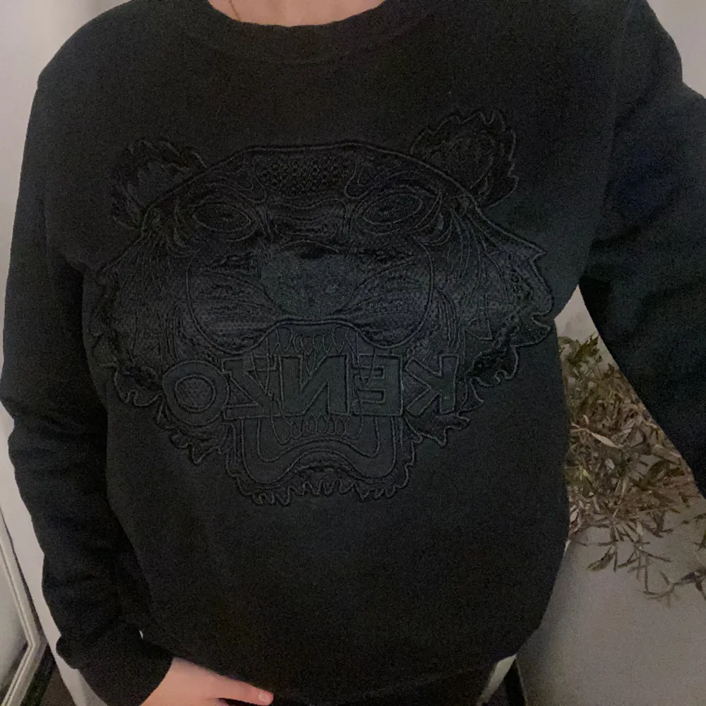 Vintage Kenzo tröja köpt på secondhand, några lösa trådar därför jag valt att sälja den för ett billigare pris🤍. Hoodies.