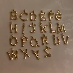 Säljer alla 22 guldiga berlocker med olika bokstäver på💞De bokstäver som fattas är A, N, S och T! ‼️Köps bara tillsammans ‼️Skriv gärna prisförslag 💓