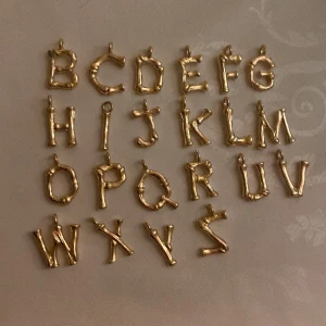 Berlocker - Säljer alla 22 guldiga berlocker med olika bokstäver på💞De bokstäver som fattas är A, N, S och T! ‼️Köps enskilt för 30kr eller tillsammans för 80 ‼️Skriv gärna prisförslag 💓