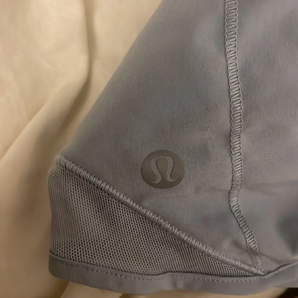 Lululemon hotty hots 2.5 inch. Storlek 0 (XS-S). Nypriset är $69🤗köpta förra året💗. Shorts.
