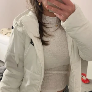 Nike jacka  - Säljer en super skön och stilren vit jacka inför de kallare vädrena. Jackan kan användas på båda håll och är verkligen jätte skön. Använt jackan endast ett fåtal gånger och den är som ny. 
