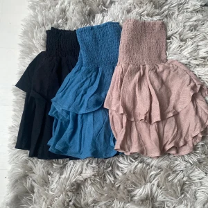 Volangkjolar  - Alla i st S och dem är aldrig använda. Svart, blå och beige. Alla för 120kr eller 50kr/st 🎀 Köparen står för frakten📦