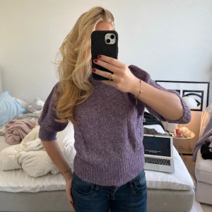 Lila stickad tröja - Använder aldrig längre💕 kom gärna med prisförslag!😘