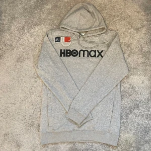 Hoodie från HBO Max - Helt ny hoodie som aldrig har använts. Vann denna i en tävling på mitt jobb men den är för stor för mig. Gjord i ekologisk bomull. (skriv för fler privata bilder)