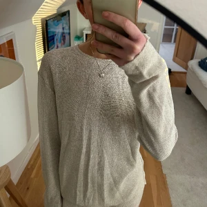 Stickad tröja med glitter - Super söt stickad tröja med glitter, aldrig använd 